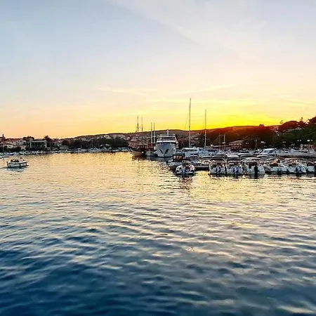Ararita Walk To And Old Town Apartment Krk Town